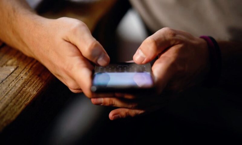 momak koristi mobilni telefon