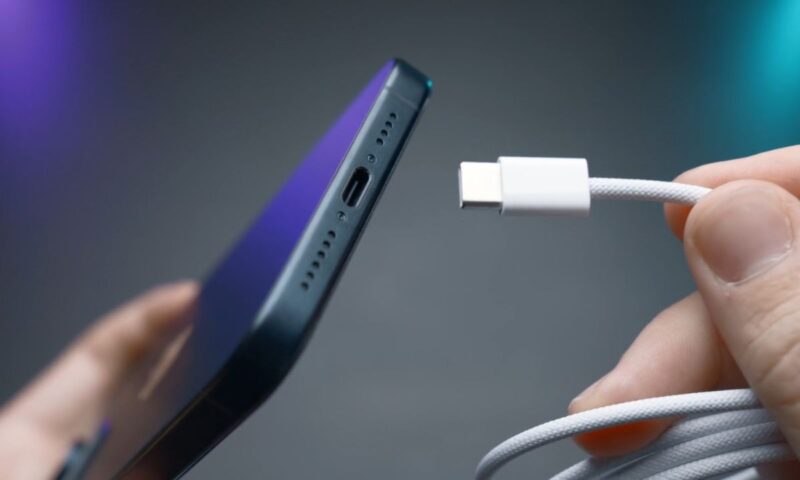 prikaz punjača i telefona