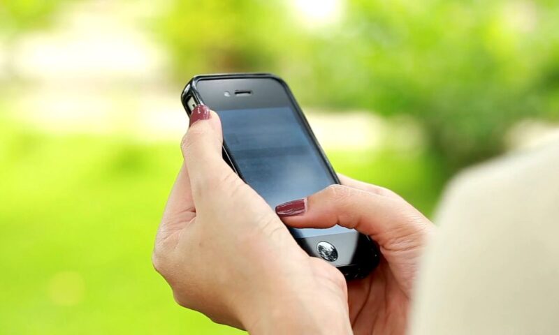 devojka koristi telefon