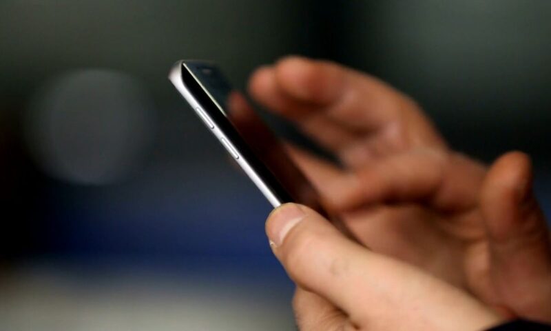 osoba koristi telefon