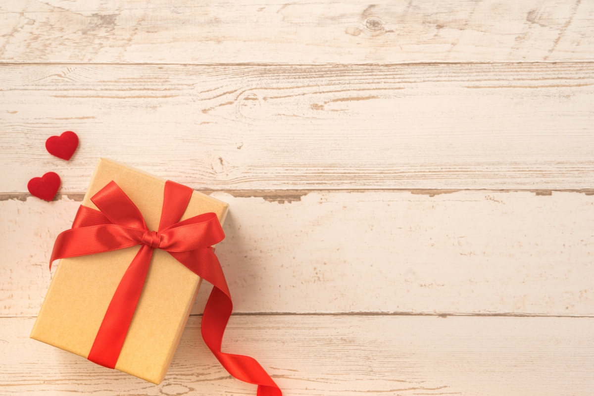 prikaz poklona sa mašnom na stolu