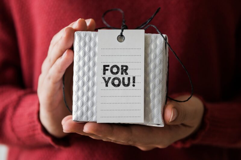 osoba drži poklon u ruci na kom piše for you