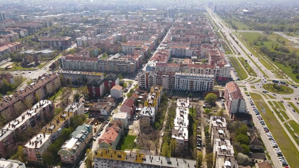Vazdušni prikaz stambenih blokova i saobraćajnica na području Detelinare i Telepa u Novom Sadu