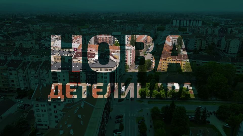 Pogled na Detelinaru u Novom Sadu sa stambenim zgradama i istaknutim nazivom naselja preko panoramskog prikaza