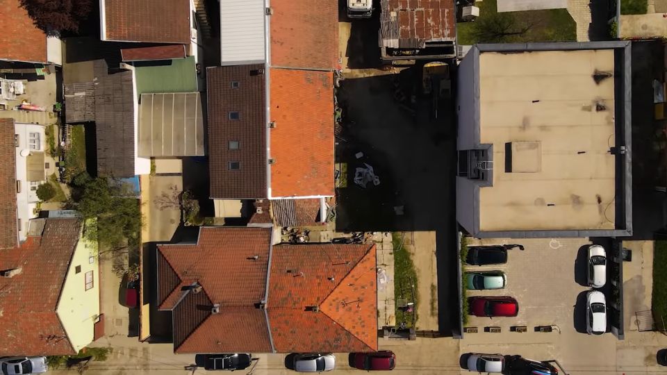 Vazdušni prikaz dela Telepa sa porodičnim kućama, novijim zgradama i uređenim ulicama u Novom Sadu