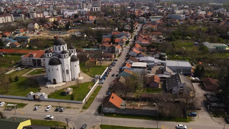 Vazdušni prikaz stambenog dela Novog Sada sa porodičnim kućama, zgradama i saobraćajnicama